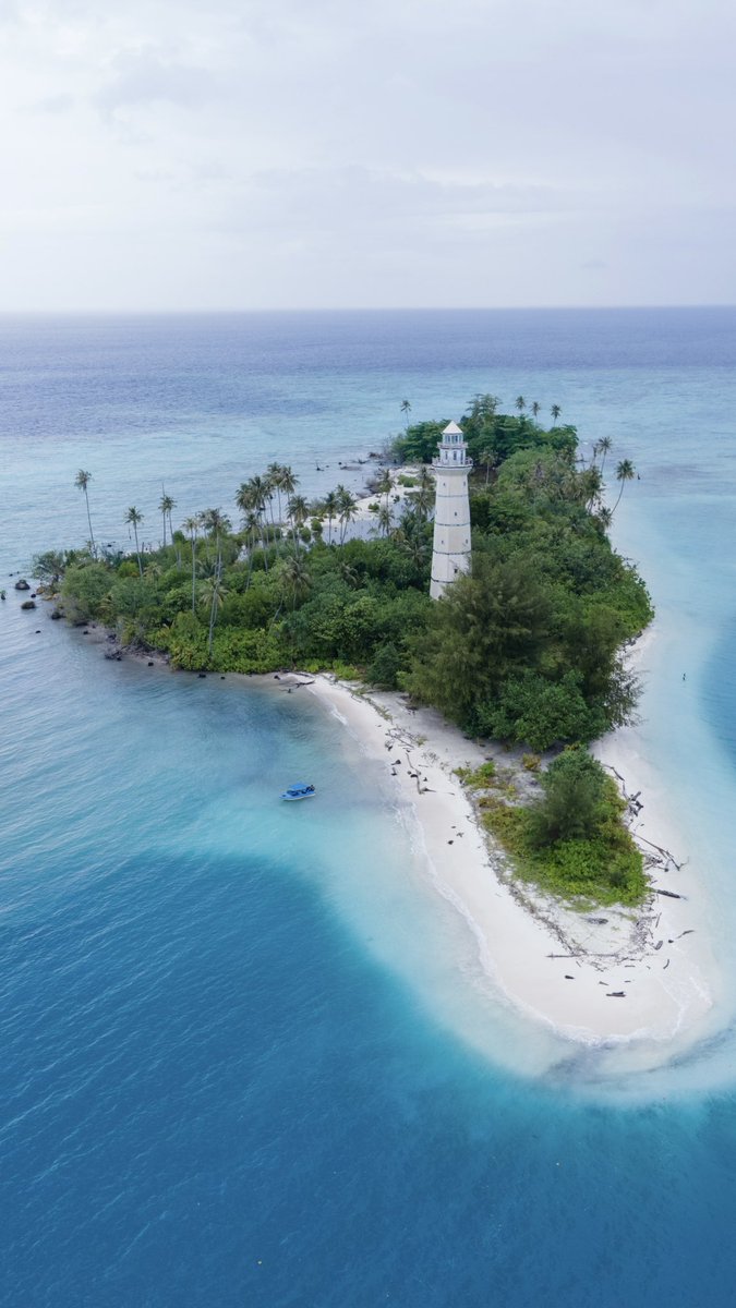 “Pulau Rangit, surga tersembunyi di Aceh Singkil 🏝️ Pasir putih, laut biru, dan ketenangan yang sulit ditemukan di tempat lain. Siap untuk petualangan ke ujung damai Nusantara? 🌊✨