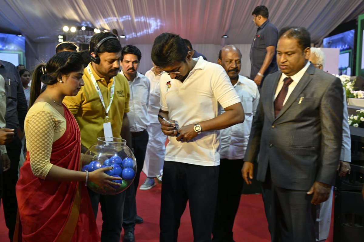 THChennai's tweet image. #TamilNadu Deputy CM #UdhayanidhiStalin inaugurates #HealthyIndiaHappyIndia, a joint project of @the_hindu and Naruvi Hospitals, in #Vellore on Saturday.
Photo: C. Venkatachalapathy (@venkathin)