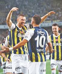 KombinAbi's tweet photo. Trendyol Süper Lig'in 15.Hafta 

⚫️⚪️Beşiktaş - Fenerbahçe🟡🔵

Yer : Dolmabahçe
Saat : 19:00

Fenerbahçe, Süper Lig'de oynadığı son beş maçta beş galibiyet alırken, Beşiktaş ise son beş maçta üç mağlubiyet iki beraberlik aldı.

Derbi öncesi Beşiktaş'ta sakat oyuncular dikkat çekiyor. İdeal stoper ikilisi olan Paulista ve Udokhai, Fenerbahçe'ye karşı forma giyemeyecek. 

#BJKvFB 
#fenerinmacivar 
#besiktasinmacivar