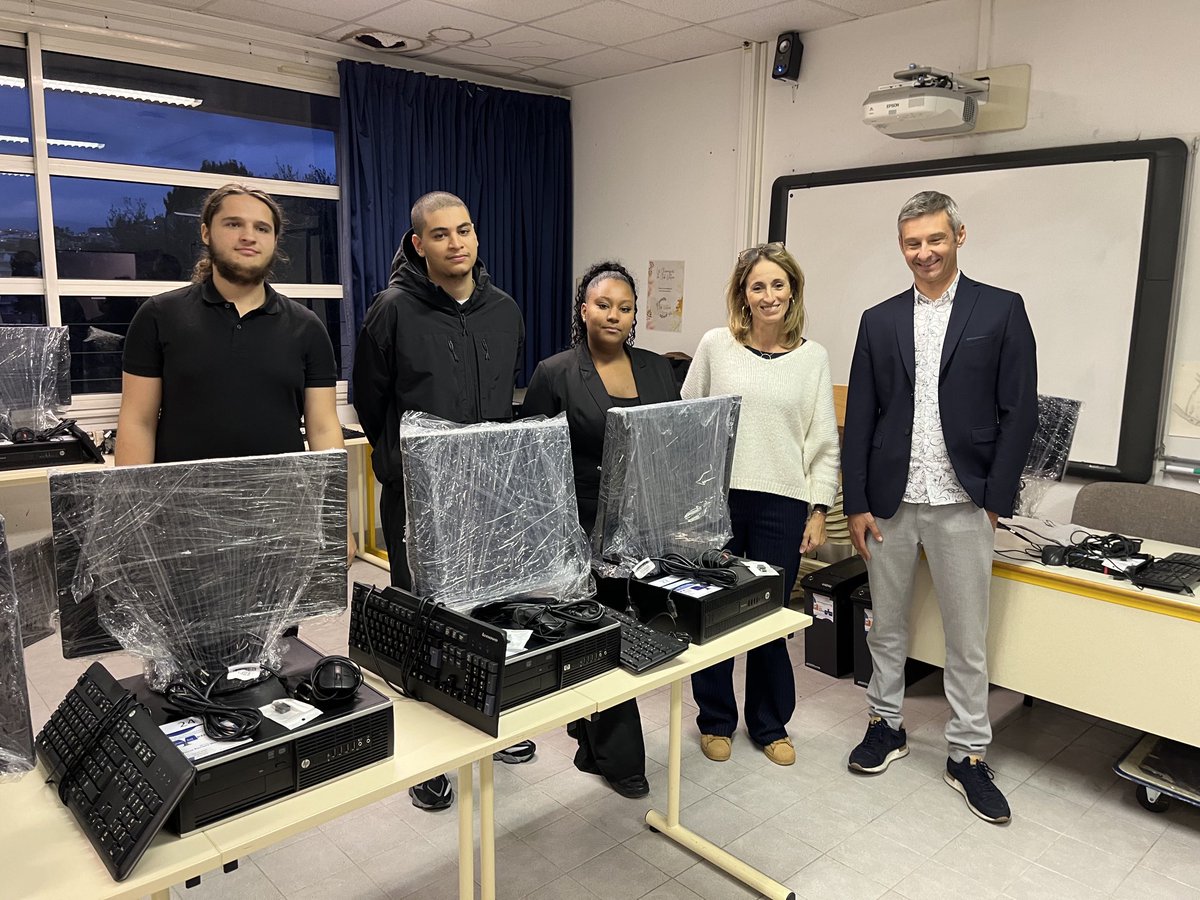 Lcoteauxcannes's tweet photo. Cérémonie de remise de 50 ordinateurs reconditionnés par 2 élèves de CSSNO avec l’aide de l’association ⁦@numerisudschool⁩ et de leur professeur à des élèves boursiers du lycée. Un beau projet solidaire et éco-responsable. 🙏 et 👏 à tous les organisateurs de cette soirée. https://t.co/linn1Tii92