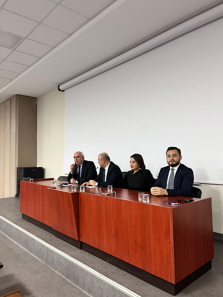 izzet_buzkan's tweet photo. Erciyes Üniversitesi Hukuk ve Sanat Topluluğu tarafından düzenlenen “Hukukta Kariyer Zirvesi” etkinliğinde müstakbel hukukçularımızla bir araya geldik. Öğrencilerimizin sorularını cevapladığımız ve tecrübe paylaşımında bulunduğumuz verimli bir etkinlik oldu. Emeği geçenlere teşekkür ederim.