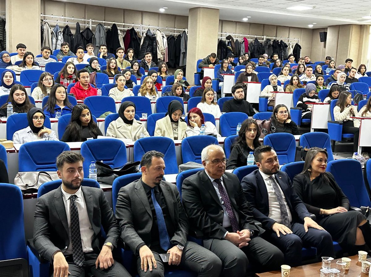izzet_buzkan's tweet photo. Erciyes Üniversitesi Hukuk ve Sanat Topluluğu tarafından düzenlenen “Hukukta Kariyer Zirvesi” etkinliğinde müstakbel hukukçularımızla bir araya geldik. Öğrencilerimizin sorularını cevapladığımız ve tecrübe paylaşımında bulunduğumuz verimli bir etkinlik oldu. Emeği geçenlere teşekkür ederim.