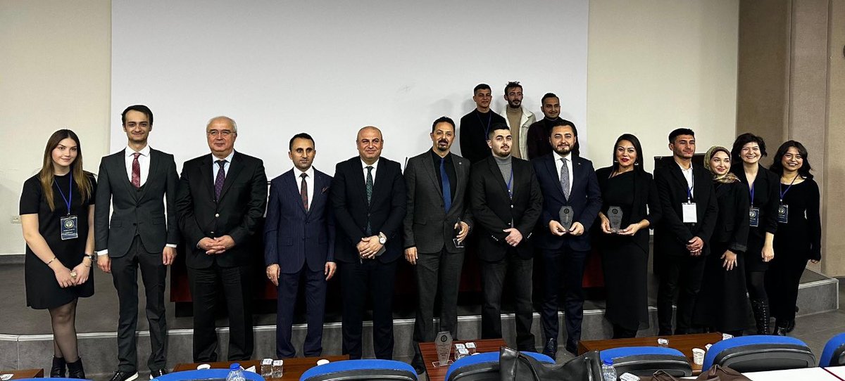 izzet_buzkan's tweet photo. Erciyes Üniversitesi Hukuk ve Sanat Topluluğu tarafından düzenlenen “Hukukta Kariyer Zirvesi” etkinliğinde müstakbel hukukçularımızla bir araya geldik. Öğrencilerimizin sorularını cevapladığımız ve tecrübe paylaşımında bulunduğumuz verimli bir etkinlik oldu. Emeği geçenlere teşekkür ederim.