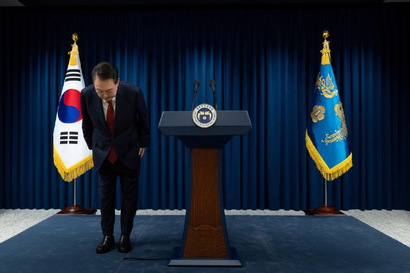 federico_bosco's tweet photo. Il presidente sudcoreano Yoon Suk-yeol ha chiesto scusa al paese prima del voto parlamentare sul suo impeachment, dopo il fallito tentativo di imporre la legge marziale e fare sostanzialmente un golpe imponendo un regime militare in Corea del Sud, non si è ancora capito esattamente per fare cosa. 

Ha promesso che non lo farà più.