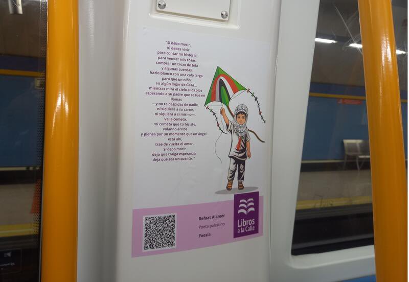 ❤️ 🖤 🤍 💚Nos encanta esta acción que permite viajar a Palestina en metro a través de la lectura de poetas palestinos asesinados por Israel
“Si debo morir, 
tú debes vivir, 
para contar mi historia, 
para vender mis cosas…”
#LecturaPorPalestina📚
#ReadPalestine
#FreePalestine🇵🇸