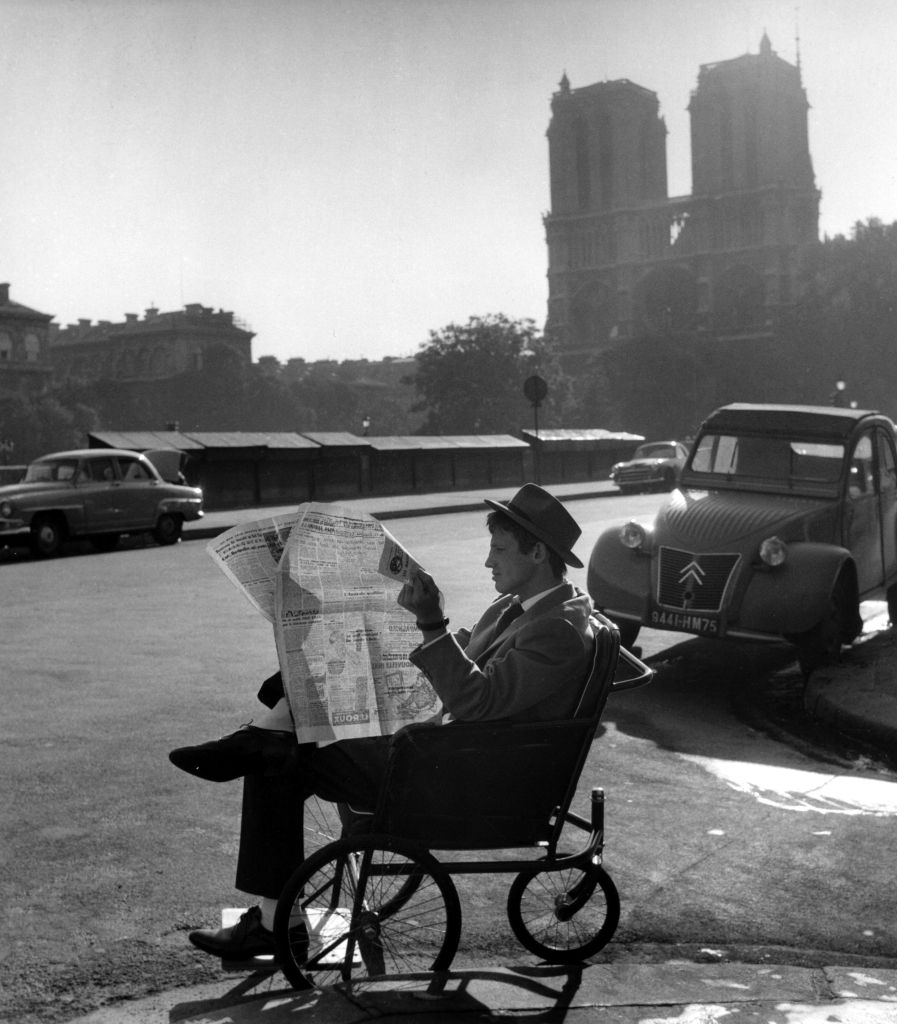 Jean-Paul Belmondo lisant "L'Équipe" devant Notre-Dame de Paris.
(1960, tournage d'"À bout de souffle", photo : Raymond Cauchetier)
#NotreDameDeParis #NotreDameCathedral