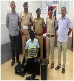 rpfswrubl1's tweet photo. RPF's Vigilance Against Touting: RPF/Ghataprabha apprehended a tout and seized 2 live e-tickets worth Rs. 1,301 and an electronic device worth Rs. 45,000. A case has been registered under the Railway Act, 1989.
#RailwayProtectionForce #AntiTouting https://t.co/pR7s1qVhaq