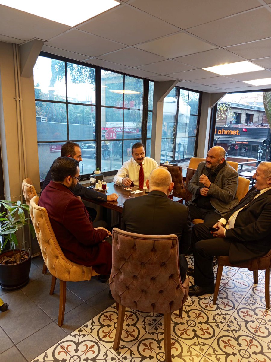 ▪️ Bu masada kibir yok, bu masada tepeden bakmak yok.

🗝️ Bu masada havyar yok, kuş sütü yok.

🗝️ Bu masa halkın masasıdır, bu masa alçakgönüllülüğün masasıdır.

Samimiyetin adıdır Yavuz Ağıralioğlu.

#cumartesi #anahtarparti #BöyleGiderse