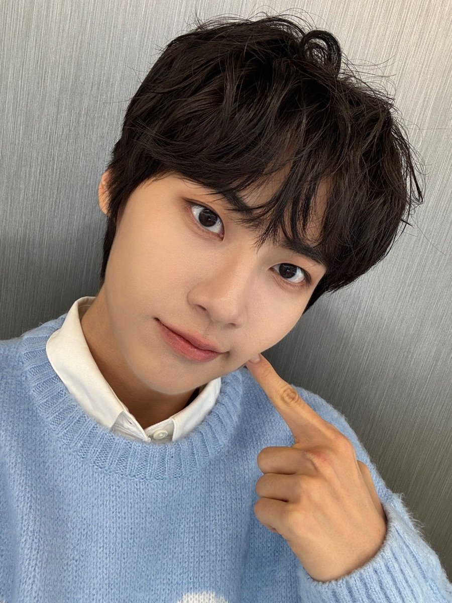 [📸] 

241207 '팬사인회' 완료♡ 

마지막 팬사인회라니 ˃ᯅ˂
늘 함께해주는 브이단
오늘도 고맙고 우리 또 만나요💙

#이진혁 #LEEJINHYUK
#RELAX #NEW_QUEST_JUNGLE