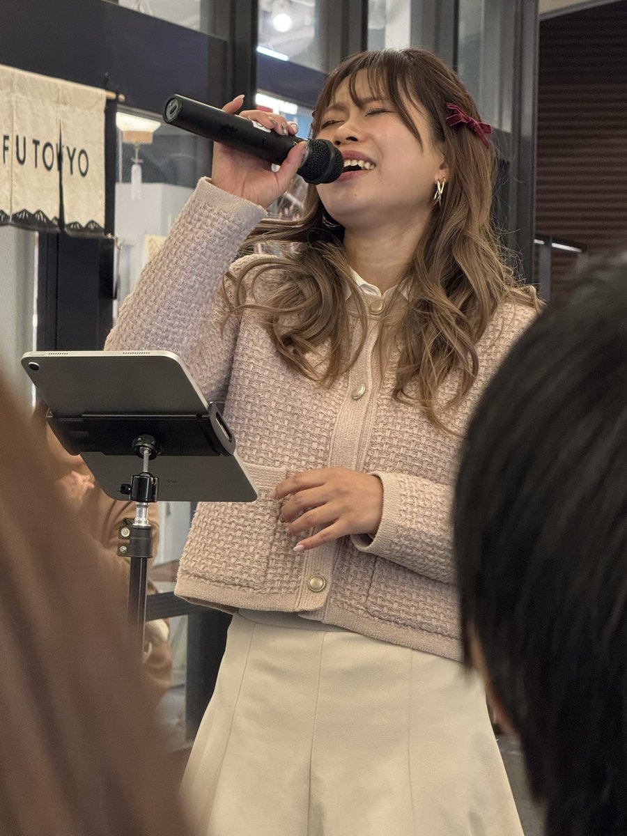 G_Major_Seventh's tweet photo. 昨晩は #日比谷 #OKUROJI で w claire の #ストリートライブ
に行ってきました。
屋外なのですが JRの高架下のため 車通りもなく、椅子もあり 落ち着いた感じで 歌を聴ける空間でした。
#大野紗夜
#Misakey https://t.co/ZT4xHtjBbh