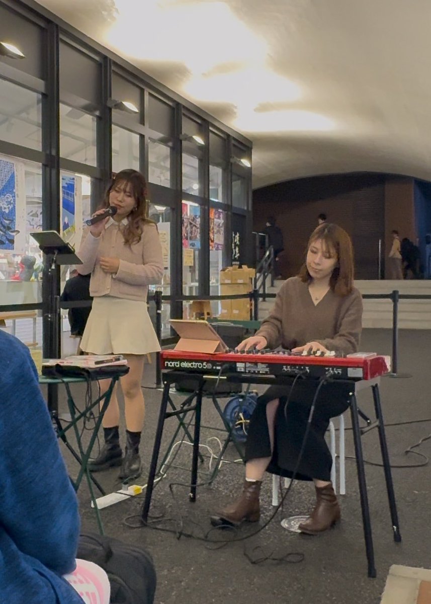 G_Major_Seventh's tweet photo. 昨晩は #日比谷 #OKUROJI で w claire の #ストリートライブ
に行ってきました。
屋外なのですが JRの高架下のため 車通りもなく、椅子もあり 落ち着いた感じで 歌を聴ける空間でした。
#大野紗夜
#Misakey https://t.co/ZT4xHtjBbh