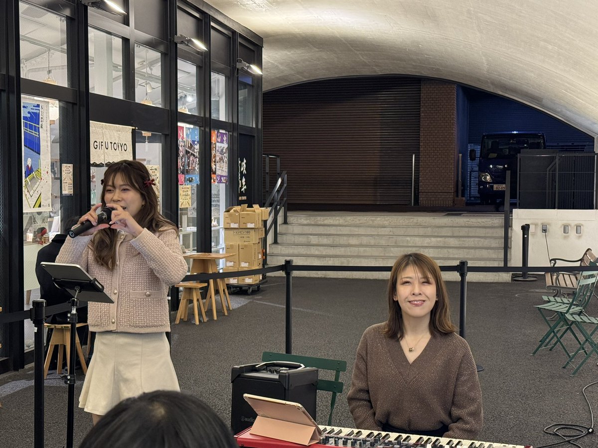 G_Major_Seventh's tweet photo. 昨晩は #日比谷 #OKUROJI で w claire の #ストリートライブ
に行ってきました。
屋外なのですが JRの高架下のため 車通りもなく、椅子もあり 落ち着いた感じで 歌を聴ける空間でした。
#大野紗夜
#Misakey https://t.co/ZT4xHtjBbh