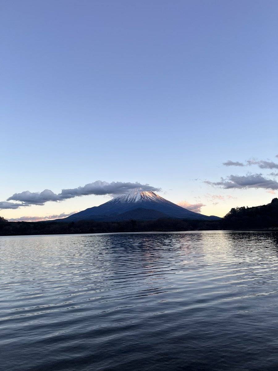 O8Yml's tweet photo. 毎日見てるのに飽きない富士山
綺麗すぎるよー＾＾ https://t.co/GlcZtJZQ6i