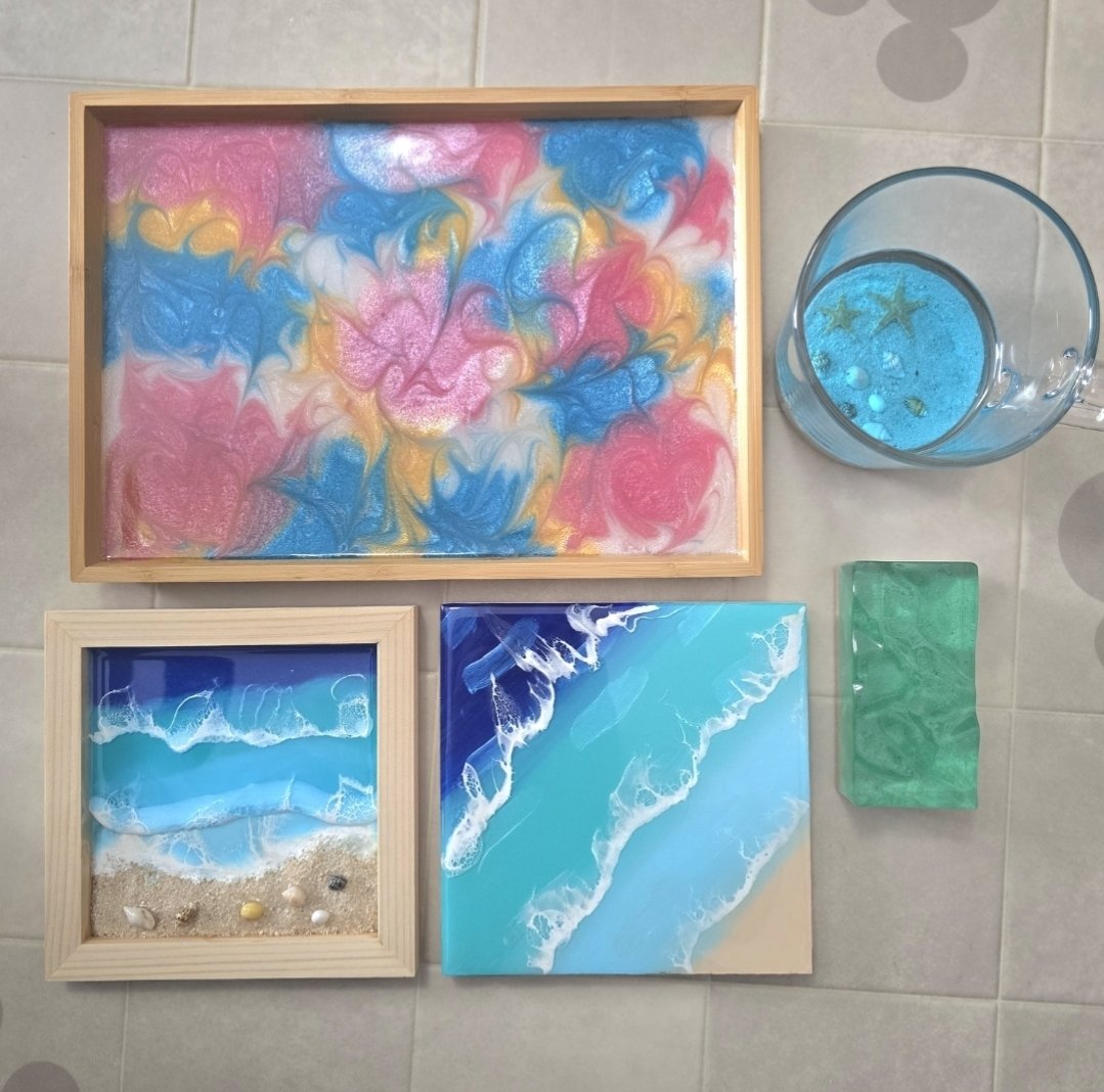 mayumin1610's tweet photo. 去年の夏、出会ってビビビ✨と来た、レジンの波アート🌊
やってみたい💕でも難しいかな？ってずっと悩んでいて、ついに一歩を踏み出して、日本レジュクラフト認定講師講座を受講❣️認定講師になれました✨マルシェや自宅レッスンや…やってみたいことは盛り沢山😁まずは自分のスキルアップ頑張るぞ💪 https://t.co/PySQS84ZGc