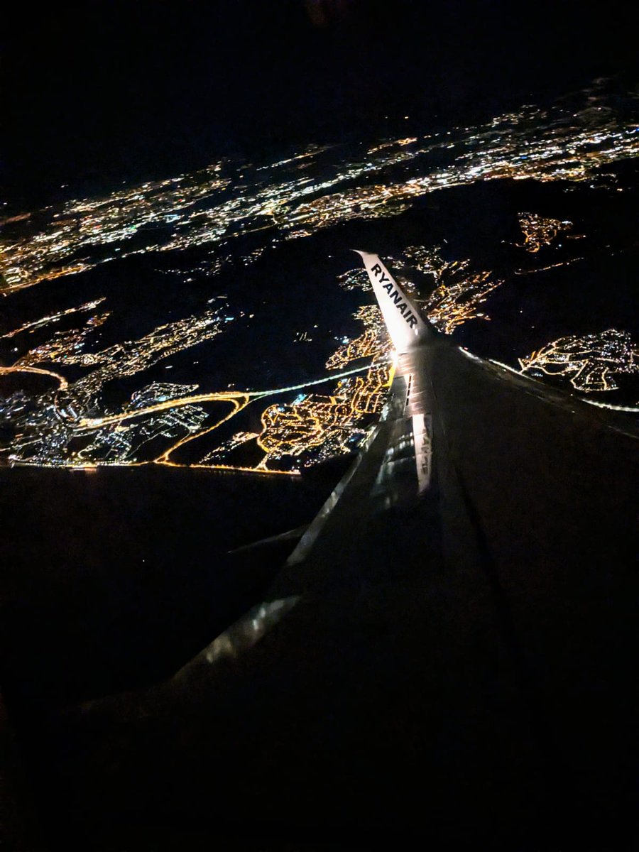 MissReeves93's tweet photo. Love getting a weekend flight 😍 #geographyteacher https://t.co/qms5qVltmo