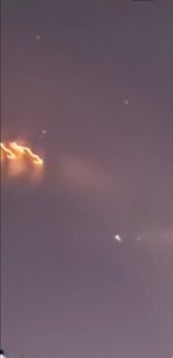 hmurshed98's tweet photo. I captured a nighttime photograph that I believe may depict an unidentified flying object (UFO). Could you provide any insights or suggestions as to its possible nature?
#Northcarolina #UFOTwitter #UFOs #UFOinvasion #ufosighting #ufo #alien #alienstage
#UAPx #UAPTwitter #drone https://t.co/6cDtGtzeyJ