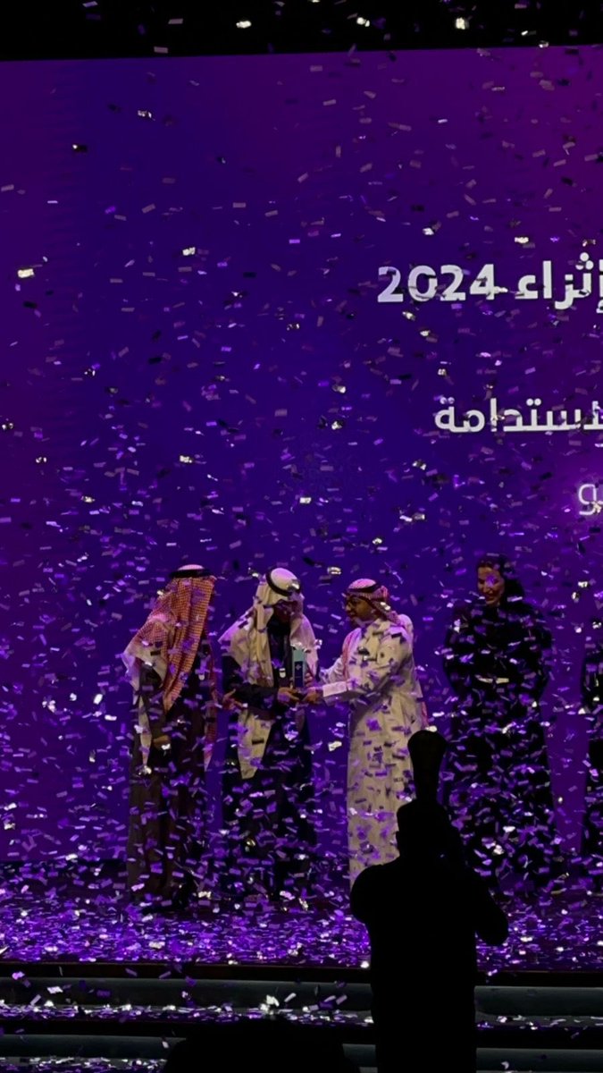 ZSSK_S's tweet photo. يعجز اللسان على وصف اللحضه والتجربه الي خضت فيها بأخر اربع اسابع في تحدي متطوعين اثراء كانت من اجمل ذكريات حياتي الي ما راح تنسي وانتهت بفوز فريقي العضيم نمو بمسار الاستدامة شكرا للمنضمين وللقائمين وشكراً لكل من حضر وبارك وحضر معنا الفرحه 

#الجائزه تخضع طرق 
#تحدي_متطوعي_إثراء https://t.co/emR6WTxABl