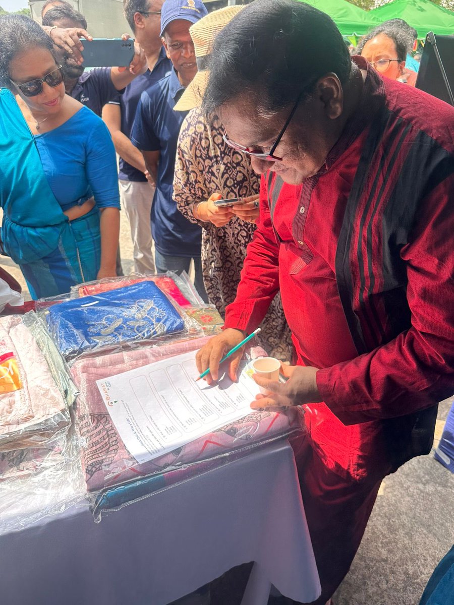 IndiainSL's tweet photo. 🇱🇰 Foreign Minister takes on #BKJ Quiz challenge!

Today, at @MFA_SriLanka International Bazaar’s #India stall, Hon. Minister @HMVijithaHerath participated in the #BharatKoJaniye mock quiz 🏆. 

👉 You can also take the quiz at https://t.co/1q6uw7xICe https://t.co/DsONpH8Gn2