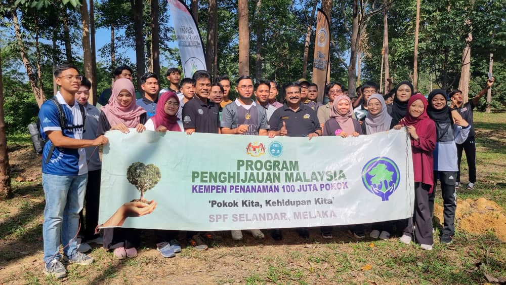 FRIMKepong's tweet photo. π²πΎ 150 sukarelawan dari 3 institusi & NGO tanam 200 pokok di SPF @FRIMKepong #Selandar, #Melaka sempena #HariSukarelawanBeliaMelaka! π
Pokok ditaja KLBC, program oleh JBSN Melaka & FRIM dirasmikan YB Datuk P. Shanmugam.
#GoGreen #Melaka π https://t.co/iyWHodtRxG