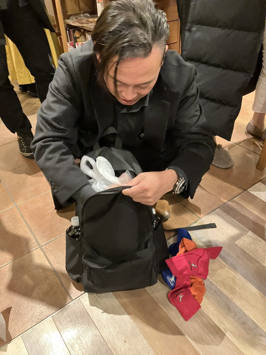 coco920t's tweet photo. イケメン!
イケオジ!
あ、一年前は…🙄
#ダサソックスをばら撒いてくばってましたよ🦖🤣
#シャンパンタワー楽しかったですね🍾
#他者貢献!! https://t.co/BQQ1SmDjZL