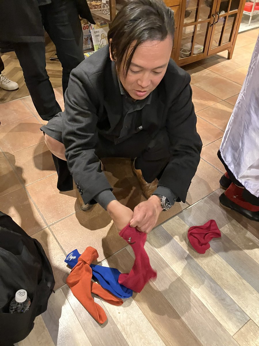 coco920t's tweet photo. イケメン!
イケオジ!
あ、一年前は…🙄
#ダサソックスをばら撒いてくばってましたよ🦖🤣
#シャンパンタワー楽しかったですね🍾
#他者貢献!! https://t.co/BQQ1SmDjZL