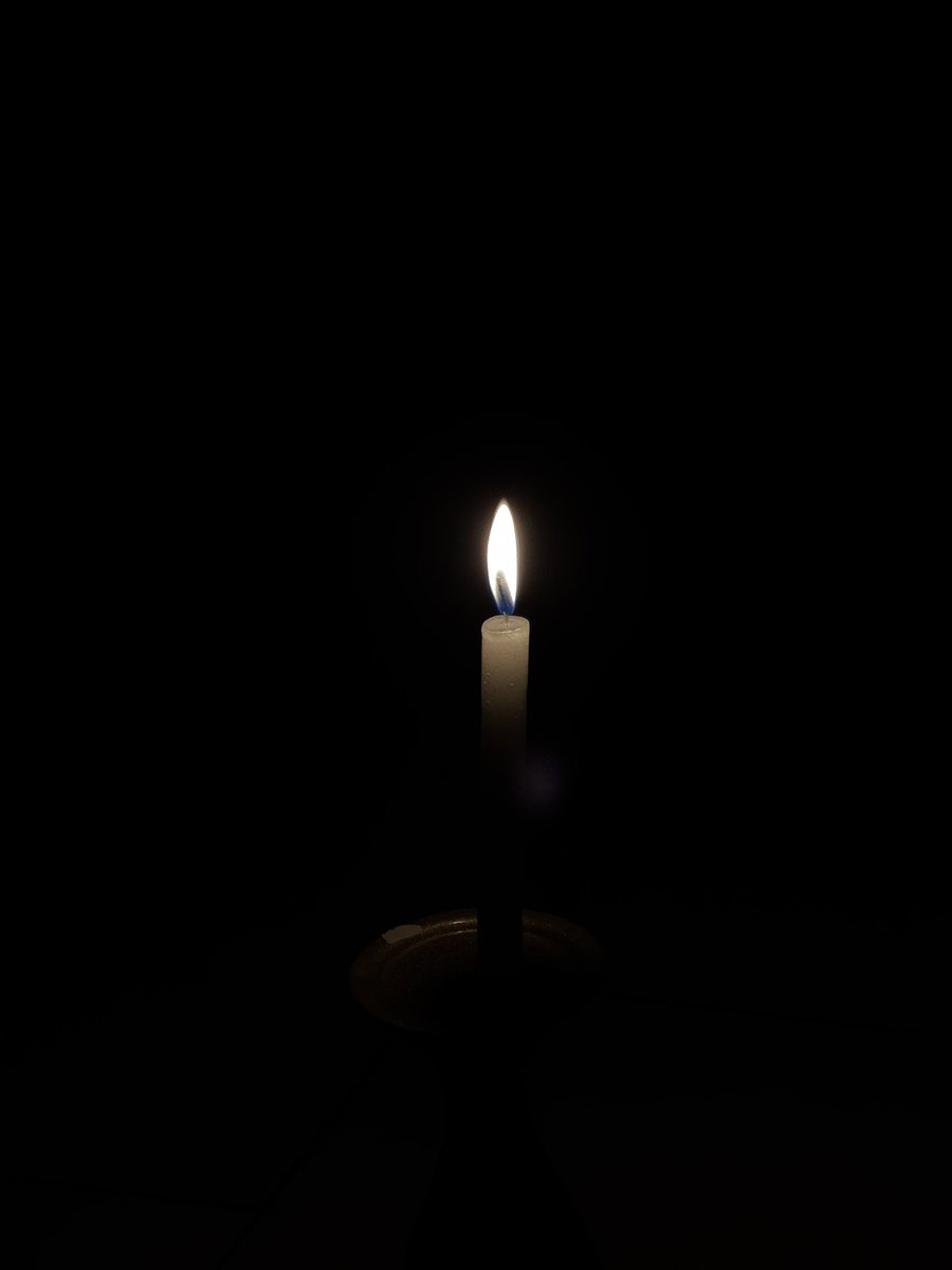 Phelilp's tweet photo. Olhando para essa vela, percebi como ela se parece com o significado do que é a vida, e como seus ciclos vão acontecendo ao longo do tempo https://t.co/mUz6IWJ7TP