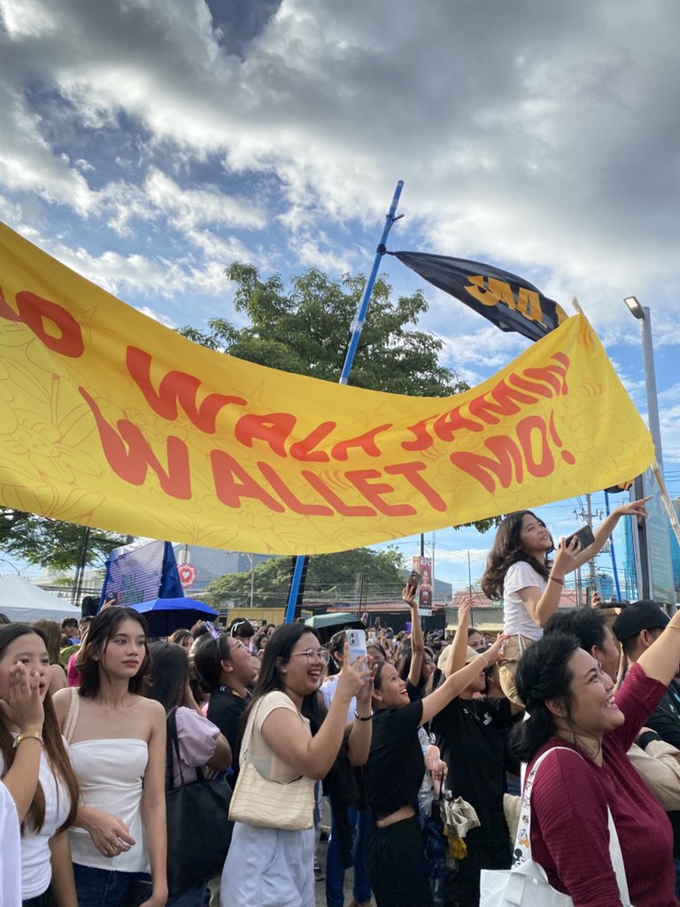 JPTrendsOFC's tweet photo. Masyadong ginalingan ng team live!

Are you still posting with us? Reply, "Good luck JP" many times using the tag!

JPEENASAYA SA TAGUIG
#JPCabrera https://t.co/PSvbqvcxhw