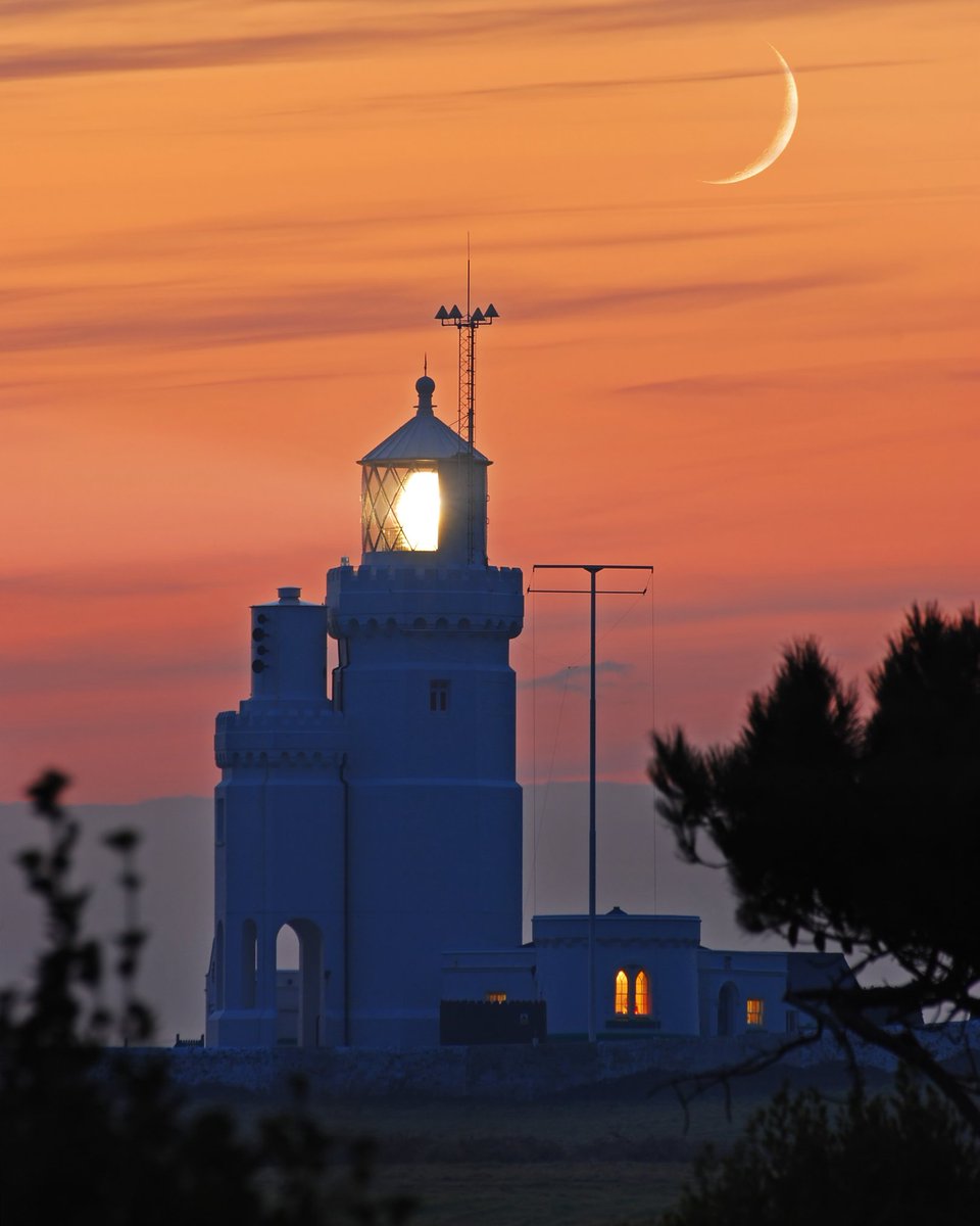 Lighthouses of the #IsleofWight 🌊

From ancient trade routes through to the busy shipping lanes of today, it’s no surprise to find lighthouses on the Island’s edges, warning seafarers of rocky shores, and each lighthouse boasts a fascinating history.

tinyurl.com/yc8n5j7f