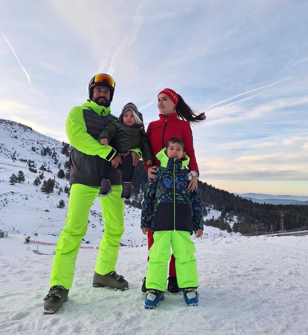 ttrb_123's tweet photo. Özçivit Ailesi 🧿💙⛄️☃️ #FahriyeEvcen #BurakÖzçivit #KaranÖzçivit #keremÖxçivit #famlytime https://t.co/UeZAWyyUop