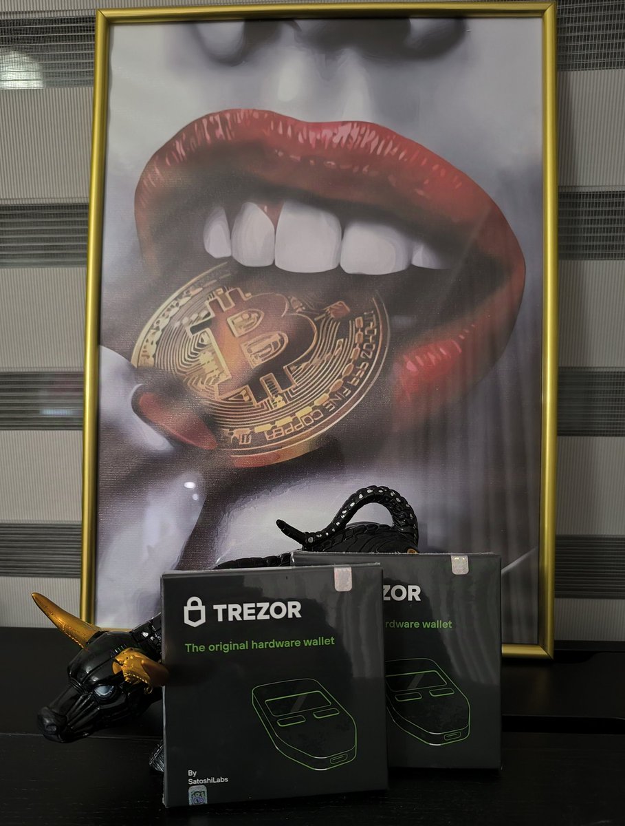C_Capitalist's tweet image. Xmas #Giveaway #week2
🎁 2 Trezor hardware wallet κάθε βδομάδα για όλο το Δεκέμβριο!
+2 από τα unclaimed της προηγούμενης κλήρωσης άρα σύνολο 4!!!
Προϋποθέσεις, τα γνωστά:
❤️Like 
🔃 Retweet 
▶️ Subscribe youtube.com/@cryptocapital… 
(Follow &amp;amp; tag a friend θα εκτιμηθούν 🙂)
LFG 🚀