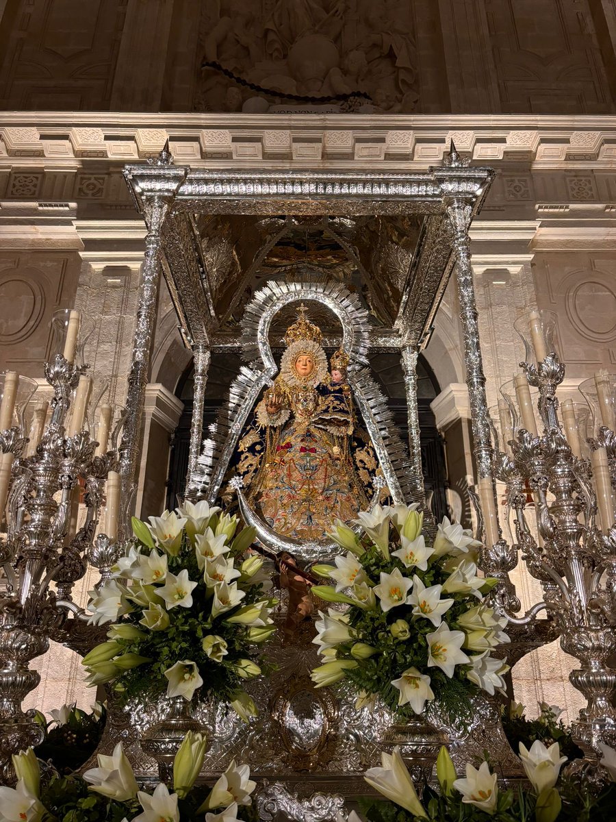ConsolacionHdad's tweet photo. SEVILLA | La Virgen de Consolación ya se encuentra ataviada con la saya de seda y el manto de la coronación de cara a la Procesión de Clausura del 8 de diciembre. https://t.co/p5Yh4Vrlp4