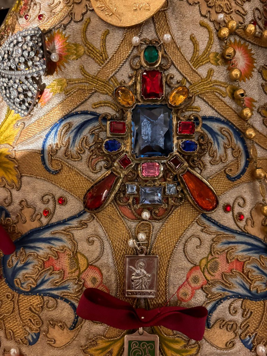 ConsolacionHdad's tweet photo. SEVILLA | La Virgen de Consolación ya se encuentra ataviada con la saya de seda y el manto de la coronación de cara a la Procesión de Clausura del 8 de diciembre. https://t.co/p5Yh4Vrlp4