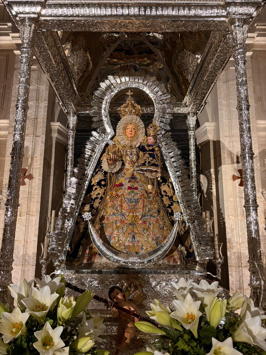 ConsolacionHdad's tweet photo. SEVILLA | La Virgen de Consolación ya se encuentra ataviada con la saya de seda y el manto de la coronación de cara a la Procesión de Clausura del 8 de diciembre. https://t.co/p5Yh4Vrlp4