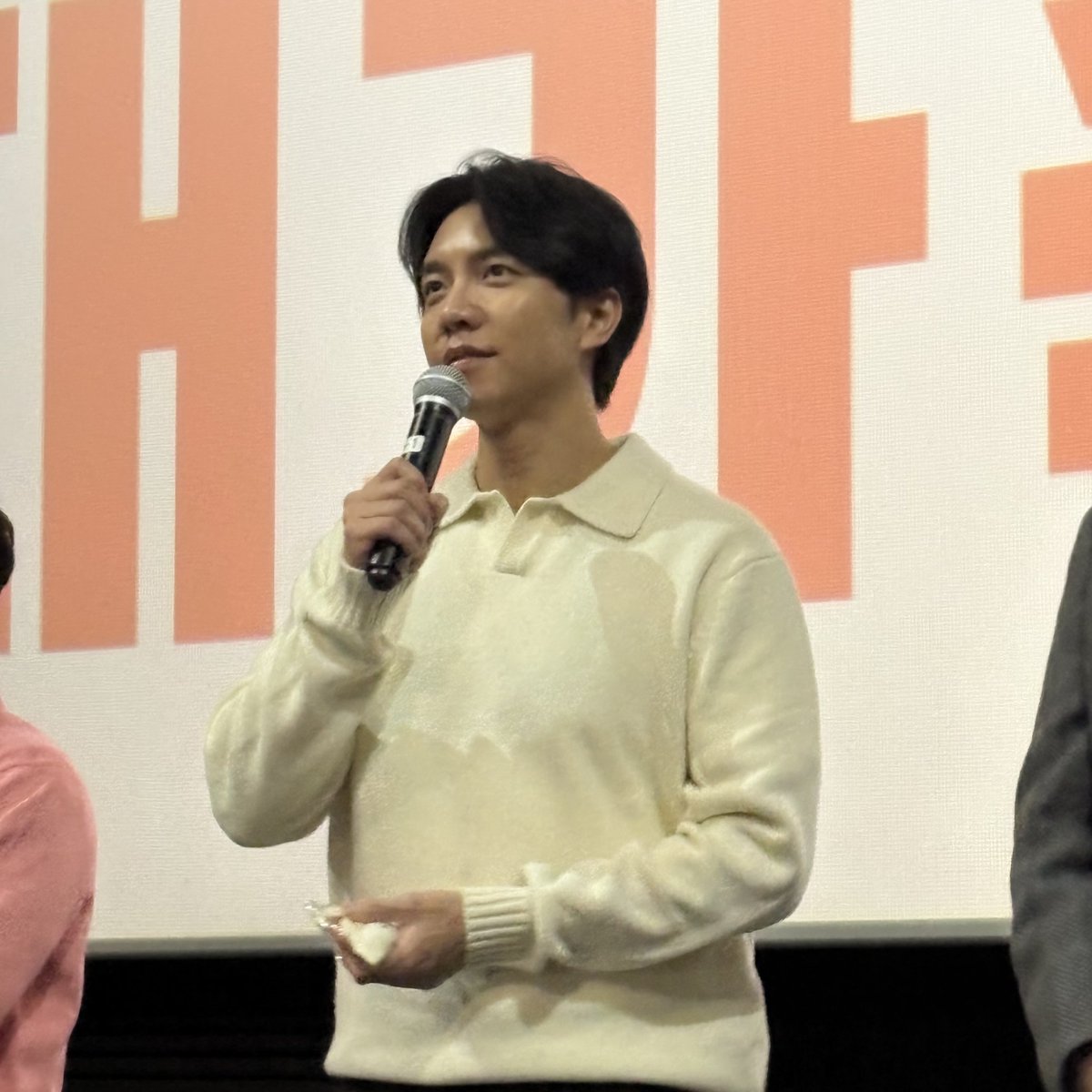황금같은 주말
<대가족>과 함께 해주셔서 감사합니다! 

관객분들의 뜨거운 사랑에 
몸둘바를 모르는중..🩷 

#대가족 #12월11일대개봉 #만두맛집
#김윤석 #이승기 #김성령 
#강한나 #박수영 #김시우 #윤채나 #양우석감독