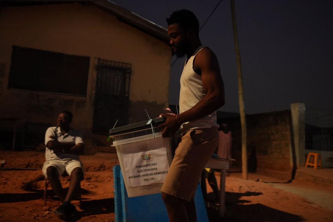 BBCAfrica's tweet photo. Voting has started in Ghana's presidential election. President Nana Akufo-Addo is stepping down. The winning candidate must take more than 50% of the vote or the election will go to a second round. 
🇬🇭 in charts 👉 https://t.co/fxSZOUlZr7
#GhanaPolls2024 #GhanaDecides2024 https://t.co/WQ9LRZYpnq