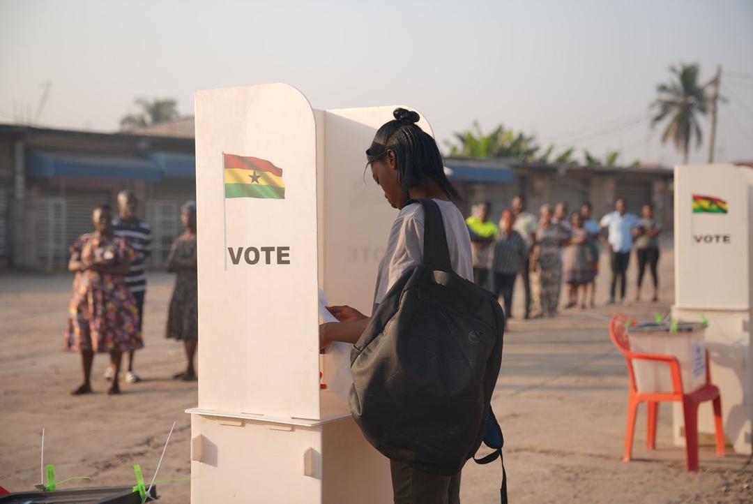 BBCAfrica's tweet photo. Voting has started in Ghana's presidential election. President Nana Akufo-Addo is stepping down. The winning candidate must take more than 50% of the vote or the election will go to a second round. 
🇬🇭 in charts 👉 https://t.co/fxSZOUlZr7
#GhanaPolls2024 #GhanaDecides2024 https://t.co/WQ9LRZYpnq