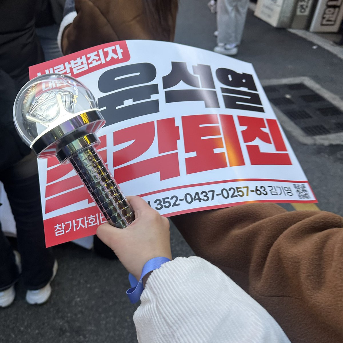 서면 집회 사람들 엄청많아요
혼자왔는데 옆에 혼자오신 슨생님이랑 같이 스몰토크하면서 집회즐기고있어용