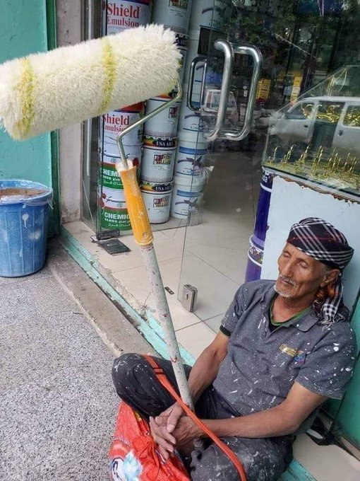 salamdaba's tweet photo. في البيت تنتظر الاسرة والاطفال عودة الأب بقوت يومهم، وفي الخارج يجلس الأب متكئًا على صبره منتظرًا فرج السماء..

إنها قصة الكفاح اليومي للإنسان اليمني، وهي قصة تُرسم على ملامح الأمل والتعب كل يوم، حيث الحب هو الدافع، والصبر هو الزاد.

#اليمن #اليمني #الحياة #كفاح https://t.co/gQLr0WYETr