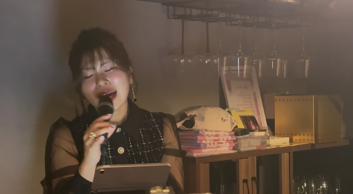 G_Major_Seventh's tweet photo. 本日の1本目
小伝馬町にある #BAR #AINOA で w claire の ランチライブ🎶
ライブハウスとは違う こじんまりした空間。
鉄筋コンクリート構造のため 適度に響いて しっとりと歌
を聴くには イイですね。
料理も美味しいし お酒も豊富。
#大野紗代
#Misakey https://t.co/t1GKx90XsL