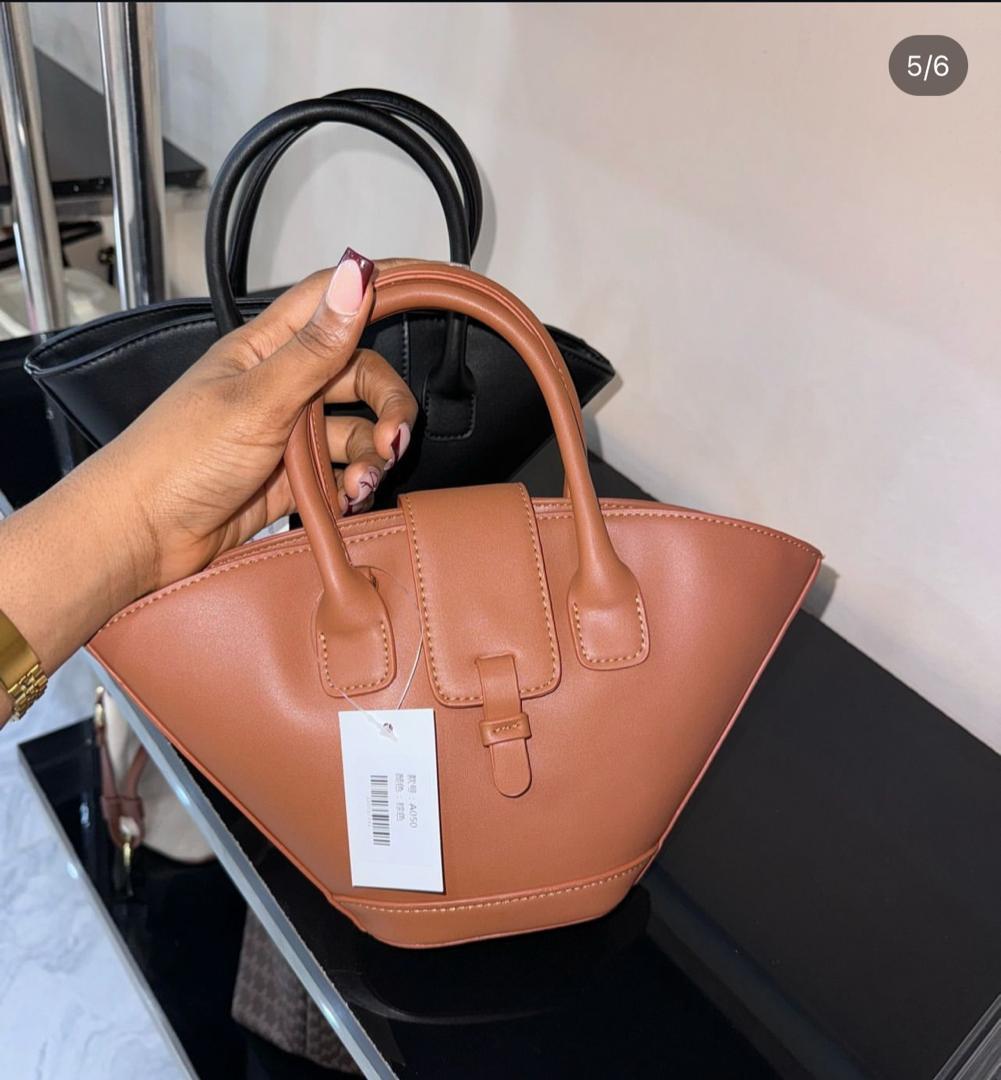 Tolexycollecti1's tweet image. New in:
Size: midi
Price:32500
#pagesbydamicommerce 
#flutterwavecommerce
@_DammyB_ @UnclebeeOla @modela__jane @TheAjibolaGrey @AanuoluwapoAd17