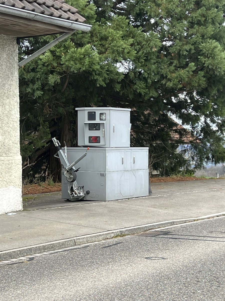 Natürlich nicht etwa beim Schulhaus - nein, am Ende des Dorfes, knapp vor dem Ende der 50-er Zone. Abzocke pur in Berikon … unsere Regionalpolizei hat wohl das Budget noch nicht ganz erfüllt …