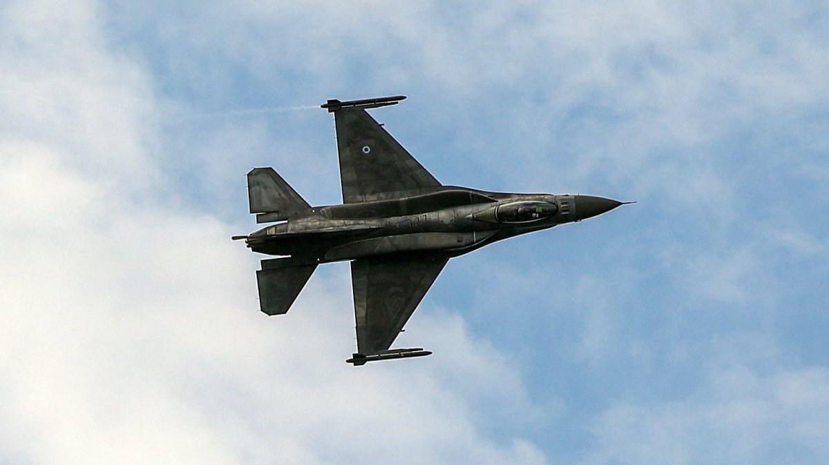 nexta_tv's tweet photo. Ukraine receives second batch of F-16 fighter jets from Denmark

This was announced by President Volodymyr Zelensky.

«The Danish-supplied jets from the first batch are already shooting down Russian missiles and protecting our people, our infrastructure. Now, our air shield has been further strengthened».