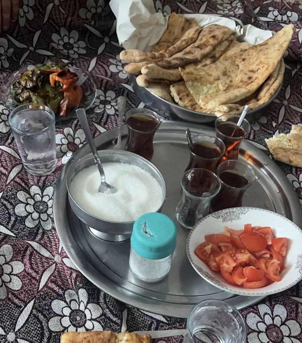 açılmamakta ısrar eden pencereleri de duvardan saymak gerekir