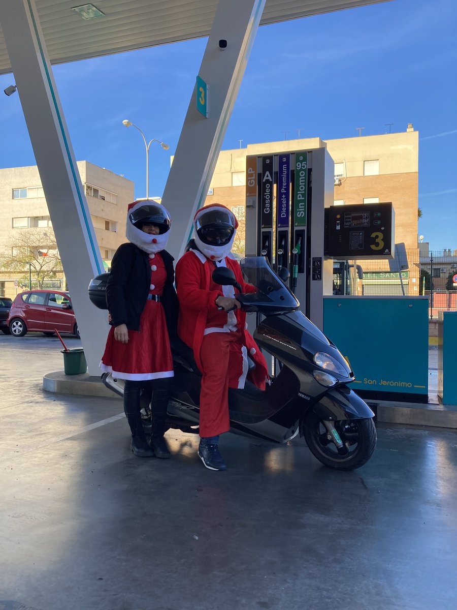 essanjeronimo's tweet image. Buenos días, ya estamos comenzando a ver a algún Papá Noel por el barrio, en este caso iban motorizados, pórtense bien que llevaban muchos regalitos!!
🎁🎄😜