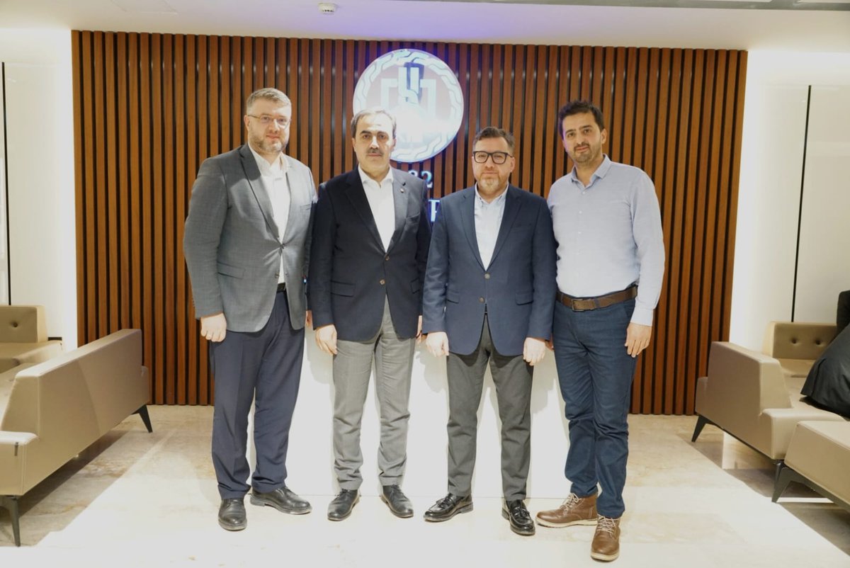 Türk Hava Yolları (THY) Kargo Satıştan Sorumlu Başkan Yardımcısı Ahmet Kaya, beraberinde THY Kargo Müdürü Abdullah Akat ve THY Konya Satış Müdürü Ali Ensar Kılıçoğlu ile Odamızı ziyaret etti.
Türk Hava Yolları'nın kargo çalışmaları hakkında bilgi aldığımız ziyaretleri için