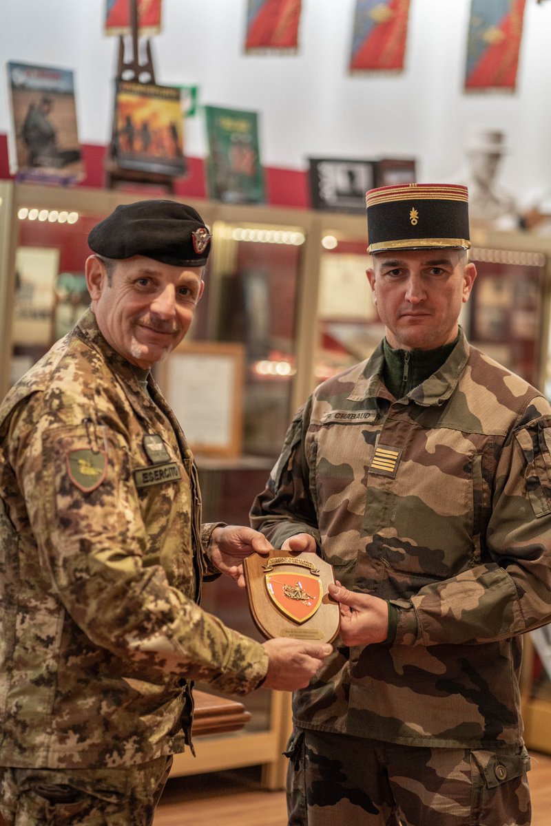 CDC1REG's tweet image. Le #1REG a eu l’honneur d’accueillir le général Mondolesi, commandant la Brigata di Cavalleria “Pozzuolo del Friuli” @Esercito. 
Une visite qui illustre la force des liens entre la @COM6BLB et nos frères d’armes italiens, unis par l’esprit de coopération et d’excellence. 🇫🇷🤝🇮🇹