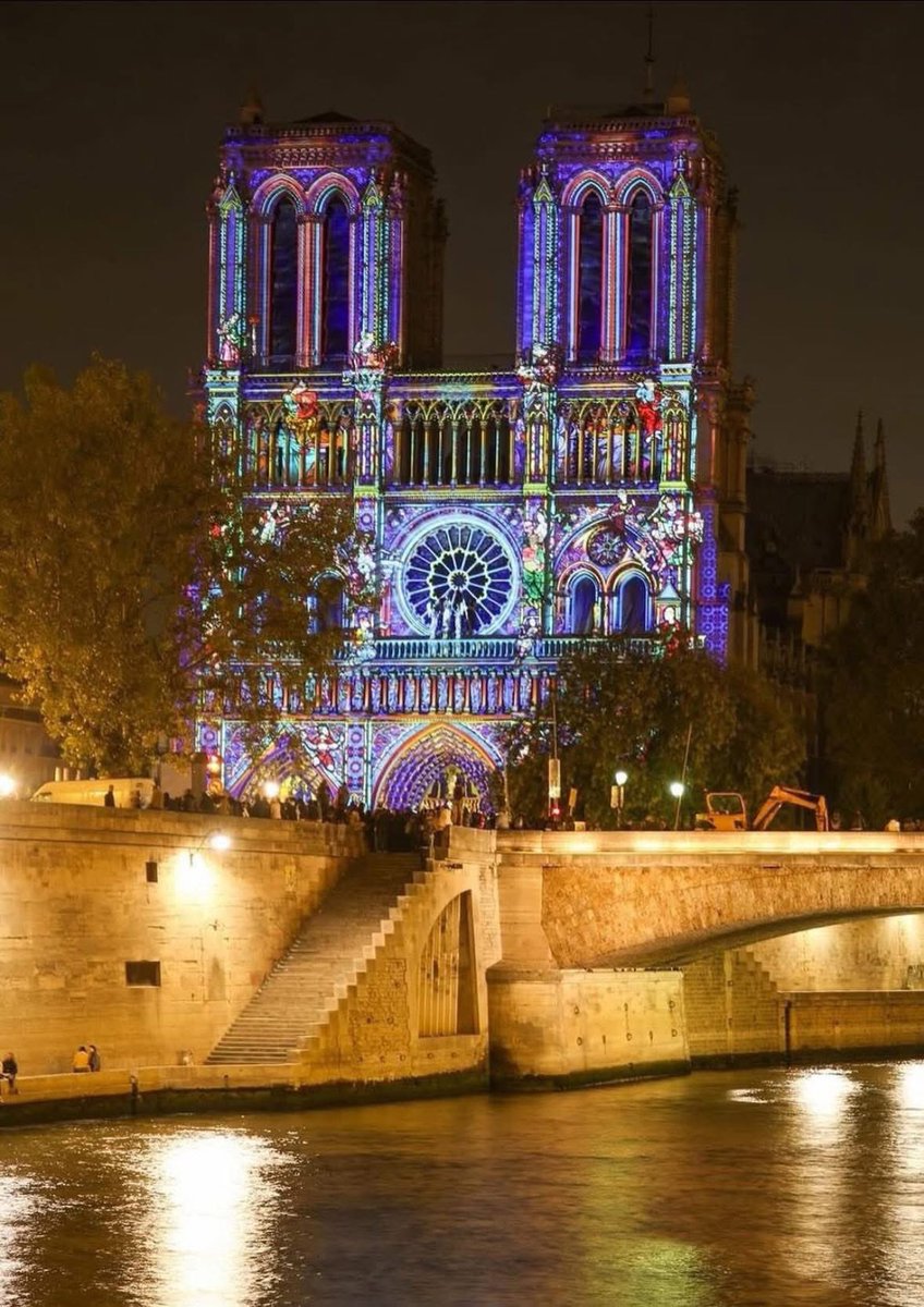 anemlon's tweet photo. Cathédrale Notre-Dame de Paris😍🇫🇷✨ https://t.co/a3EDIcWwJi