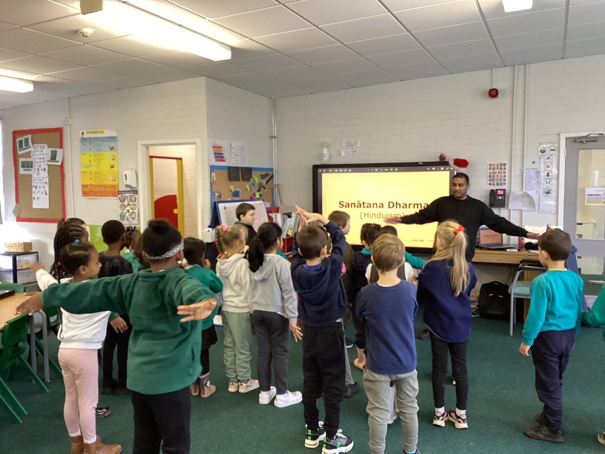 Springwood_Prm's tweet image. Year 2 and Year 2/3 had a visitor this week to teach them all about Hinduism 🕉️