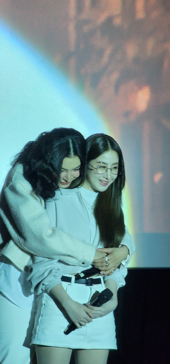 fayokay23's tweet photo. the hand placement is driving me crazy

FAYEYOKO FM CAMBODIA
#1STGLFAYEYOKOINPP https://t.co/FINCYYAdg5