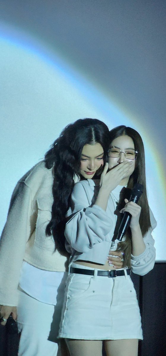 fayokay23's tweet photo. the hand placement is driving me crazy

FAYEYOKO FM CAMBODIA
#1STGLFAYEYOKOINPP https://t.co/FINCYYAdg5